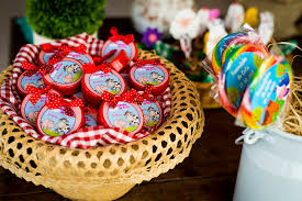 This blog post provides great decoration tips and ideas for the best farm theme yet! Farm Themed First Birthday