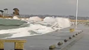Coefficient 119, la grande marée du siècle arrive et les autorités sont mobilisées, l'alerte est maximale, une horde de vagues risque de déferler et les médias sont mobilisés pour filmer ce gigantesque événement qui en réalité. Grandes Marees Et Maree Du Siecle L Express