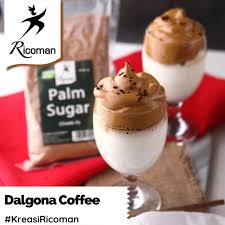 Susu dancow coklat, 1 sdt sp, 5/6 sdm air es, 3 sdt gula, es batu, susu bendera/uht, gery donat bwt hiasan. Resep Dalgona Coffee
