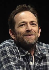 + o ator luke perry, que marcou várias séries televisivas ao longo de diferentes gerações, morreu hoje aos 52 anos, dias depois de ter sofrido um acidente vascular cerebral (avc), revelou o site tmz. Luke Perry Wikipedia A Enciclopedia Livre