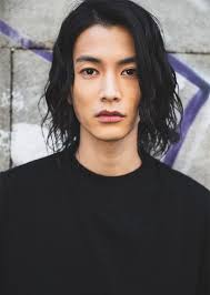 渡邊圭祐 仮面ライダー を経て 新たな一歩を踏み出した 彼自身の魅力に迫る fast メンズヘアスタイル ロング メンズヘアカット 長い髪の男