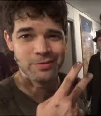 Divertido Vlog Musical de Jeremy Jordan y Lizzy McAlpine