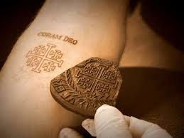 Nach wunsch lässt sich das motiv mit weiteren dekorativen elementen. Heiliges Tattoo Eine 700 Jahre Alte Christliche Tradition Bluht In Jerusalem