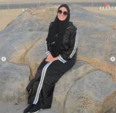 رغم أن الممثلة حلا شيحة لم تكشف بعد عن نواياها تجاه التمثيل، إن كانت ستعتزله نهائيا وتعود لحجابها أم ستبتعد فترة، خرجت الفنانات تدعمها وتظهرن لها مدى حبهن لها. Ù†Ø±Ù…ÙŠÙ† Ø§Ù„ÙÙ‚Ù‰ Ø¹Ù„Ù‰ Ø¬Ø¨Ù„ Ø¹Ø±ÙØ§Øª Ø¨Ø§Ù„Ø¹Ø¨Ø§ÙŠØ© Ø§Ù„Ø³ÙˆØ¯Ø§Ø¡ Ùˆ Ø§Ù„Ø­Ø¬Ø§Ø¨ Ø§Ù„ÙŠÙˆÙ… Ø§Ù„Ø³Ø§Ø¨Ø¹