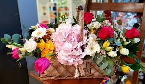 Cu fiece creație maieștrii noștri vă demonstrează că buchetul de flori poate să vorbească despre intenții, sentimente, gânduri și. De 8 Martie Te Iubesc Èi Te PreÈuiesc Se Spune Cel Mai Bine Printr Un Buchet De Flori De La Euforia Floral Boutique Bistriteanul Afla Primul