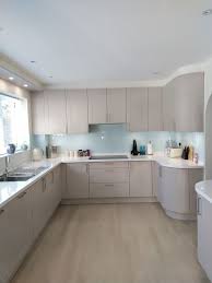 Kitchen Cabinets Handleless In 2020 Kitchen Backsplash Designs White Modern Kitchen Kitchen Design Small