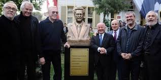 1) yorumunuzun diğer ebeveynler için değerli olacağını düşünerek, lütfen gerçek ve doğru yorumlarda bulununuz. Mujdat Gezen Sanat Merkezine Nazim Bustu
