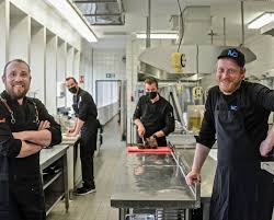 Caeli stand around 2 meters tall with thinner builds but their complexion is based on affinity: Nova Caeli Aus Emmerich Sorgt Trotz Corona Fur Festmenu Zu Ostern