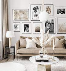 Trendige Bilderwand Schwarz Weisse Ikonenhafte Poster Schwarze Metallrahmen Home Living Room Living Room Decor Apartment Beige Living Rooms