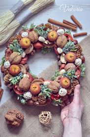 что можно сделать из скорлупы грецкого ореха своими руками Pin Ot Polzovatelya Olga Krekker Na Doske Naturalnye Materialy Osennie Venki Rozhdestvenskie Venki Dekor Venkov
