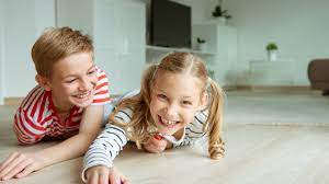 Ab wann kann ein baby mit bettdecke schlafen. Ab Welchem Alter Kinder Alleine Zuhause Lassen Letsfamily