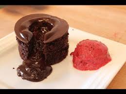Der kuchen sollte in der mitte noch recht weich sein. Chocolate Lava Dessert Schoko Dessert Mit Lava Effekt Vulkan Dessert Mit Flussigem Kern Youtube