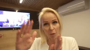 Köllő babett új zsűritagként debütált a sztárban sztár műsorban, ahol stylistja gondoskodott róla. Kiderult Lesz E Valaha Beke Kollo Babett Es Csosz Boglarka Kozott 24 Hu