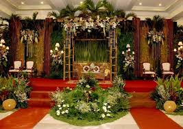 Selain digunakan untuk dekorasi, bunga juga akan dibawa oleh si pengantin perempuan, khususnya dalam resepsi pernikahan yang bergaya modern. 10 Tema Dekorasi Pernikahan Untuk Inspirasi Pernikahanmu
