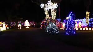 Come abbellire la tavola in occasione del natale senza trascurare nessun dettaglio. Addobbi Case Americane Per Il Natale 2012 Youtube