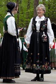 Vi har lang erfaring med å rekonstruere slike bunader og kan tilby håndarbeid av høy kvalitet. Flott Bunadsdag Pa Norsk Folkemuseum Magasinet Bunad Tips En Venn Magasin Venn Anna