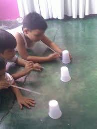 He aquí un juego para niños en casa que combina el tiro al blanco con el lanzamiento de avioncitos de papel. 81 Ideas De Juegos Organizados En 2021 Juegos Organizados Juegos Para Preescolar Actividades Infantiles