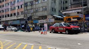 大埔廣福道今早（22 日）發生嚴重車禍，一輛的士剷上安全島，至少 1 死 4 傷。 據網上流傳的現場照片，安全島有一名男士流血倒臥在地，似已失去知覺。多人則在的士合力救出捲入車底的人。 據了解，意外至少造成 1 死 4 傷. Iwz7 93sj5sh5m