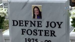 Defne joy foster'ın cenazesi, yarın zincirlikuyu camisi'nde öğle vakti kılınacak cenaze namazının ardından zincirlikuyu mezarlığı'nda defnedilecek. Defne Joy Foster Mezari Basinda Anildi Youtube