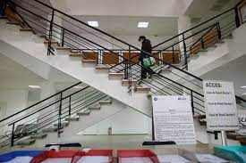 Angajatii casei de pensii din sectorul 1 al capitalei au declansat, miercuri, un protest spontan impotriva masurilor de reducere a veniturilor cu 60%. O MÄcelÄrie Care Nu ExistÄ Administrarea Pilonului Ii De Pensii