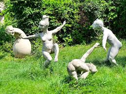 Er möchte zeigen, dass jede frau sich wunderschön fühlen kann, wie ein mehr als 150 frauen aus verschiedensten ländern haben inzwischen für blum posiert. Peter Lenk Skulpturen Provokante Kunst Nackte Wahrheiten Am Bodensee Passenger On Earth