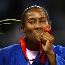 Ketleyn Quadros como porta-bandeira mostra a força das lutas e das mulheres  - 21/07/2021 - UOL Esporte