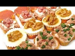 Sin más dilación, te dejo con los canapés fríos y fáciles y con sus atractivos creadores, a cuyas recetas originales puedes y debes acceder pinchando en el título respectivo. 10 Canapes Los Mas Faciles Y Vistosos Cocina Recetas De Canapes Recetas De Comida Faciles Tapas Y Aperitivos