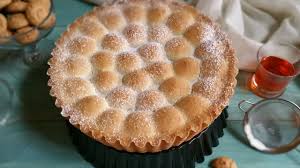 La sua preparazione semplicissima rende la torta di amaretti una ricetta sulla quale cimentarvi anche se avete poca esperienza in cucina: Crostata Amaretti E Crema Ricetta Magica Youtube