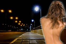 Frau spaziert im neuen Jahr völlig nackt die Straße entlang | TAG24