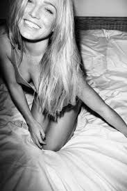 Caity Lotz Porn Pic - EPORNER