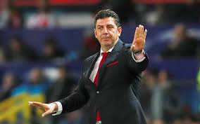 As consecutivas derrotas do benfica levaram a que o treinador, rui vitória, fosse alvo de chacota por parte de antónio raminhos. Tribuna Expresso Rui Vitoria O Treinador Que Nao Falava Em Arbitros Apetecia Me Baixar O Nivel Isto Foi Para Ver Se Saiamos Daqui Mais Ou Menos Na Mesma