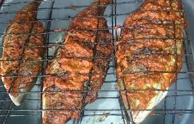 Bersihkan ikan dari sisik dan kotoran, kemudian cuci bersih. Resep Ikan Bakar Padang Super Gurih Wajib Cobain