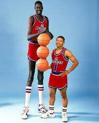 Tallest And The Shortest Of All Time In The Nba The Tall One Used To Hunt Lions With A Spear In Africa Lol Manute Bol Basketball Players Nba Players