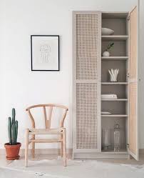 Sa Snygga Rottingdorrar Pa Ikeas Billy Bokhylla Ser Fram Emot Att Fa Bladdra I Ikeakatalog Vardagsrum Inspiration Gratt Inredning Vardagsrum Inspiration Ikea