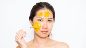 Pembuatan masker dari kunyit juga tidaklah sulit,anda bisa mencampur kunyit yang sudah dihaluskan dengan pisang. 7 Manfaat Masker Kunyit Setiap Hari Bagi Kesehatan Kulit Wajah Halosehat