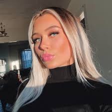 Carissa Mullins's Instagram, Twitter & Facebook