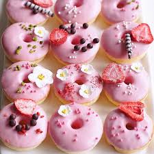 doughnuts いちごのチョコレートでコーティングをした焼きドーナツを作りました チョコレートのテンパリングが上手くいくとなんだか嬉しい cupcake cakes cute desserts delicious donuts