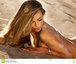 Ο βασικός μύθος της σειράς βασίζεται στο νοτιοκορεάτικο σίριαλ «unknown woman» που προβλήθηκε. Proklhtikh Gymnh Gynaika Poy Brisketai Sthn Ammo Stok Eikona Eikona Apo Makeup Lying 76128507