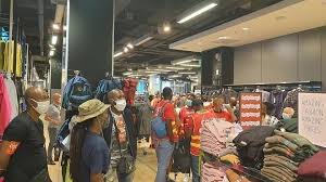 Le plus grand quiz de france est un jeu télévisé français diffusé sur tf1 depuis le 6 novembre 2009 et présenté par sandrine quétier. Videos Val De Marne Manifestation Au Primark De Creteil Soleil Pour Defendre Une Salariee Actu Val De Marne