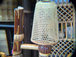 Dewasa ini lampu bukan saja digunakan sebagai penerangan, melainkan juga untuk hiasan. Cara Membuat Kap Lampu Dari Anyaman Bambu Arsitekhom