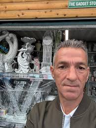 Hi does any1 know of any caravan sites where u can live