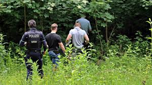 Der seilersee in iserlohn, amtlich callerbachtalsperre und in kartografischen werken gelegentlich kallerbachtalsperre genannt, ist eine von zwölf im regierungsbezirk arnsberg liegenden brauchwassertalsperren. D Spazierganger Finden Leiche Im Aaper Wald In Dusseldorf Blaulicht Aktuell Solingen