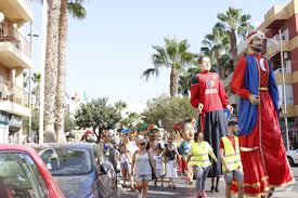 Cientos De Roqueteros Bailan Con El Tradicional Pasacalles De Gigantes Y Cabezudos Ayuntamiento De Roquetas De Mar Almeria
