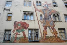 Wie groß gegen klein, schwach gegen stark. Regensburg Gemalde An Der Hausfassade Kampf David Gegen Goliath Mapio Net