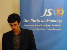 Tiago barbosa ribeiro, 34 anos, sociólogo, é um dos mais novos deputados do partido socialista (ps) na assembleia da república e também dos mais conotados com a facção mais à esquerda do partido. Tiago Barbosa Ribeiro As Juventudes Sao Decisivas Para Insuflar Sangue Novo Nos Partidos Jpn