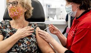 Het rivmrijksinstituut voor volksgezondheid en milieu informeert artsen en andere zorgverleners over het uitvoeren van de vaccinatie. Mensen Uit 1967 En 1968 Kunnen Online Afspraak Maken Voor Coronavaccinatie Rivm