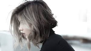 Model rambut layer dengan potongan sebahu saat ini banyak diminati kaum wanita. Model Rambut Layer Sebahu Yang Akan Membuatmu Tampil Beda