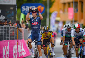 Geraint thomas and primoz roglic were both involved in crashes as tim merlier won a dramatic stage three of the tour de france. Giro 2021 Tim Merlier Gewinnt 2 Etappe Cyclingmagazine