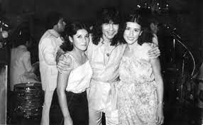 Por la tarde, luego de desfile por la calle 9, visitó el museo rigo tovar, acompañado de la señora maría isabel martínez de tovar, donde también se le dedico un altar, realizado por el señor mario enrique munive bengoa. Rigo Es Amor Rigo Era Un Amante De La Mujer Hasta En Sus Letras Decia Ser Amante De Sirenas Queria Ser Hombre De Todas Sus Mujeres Dijo Nelly Scott Una De