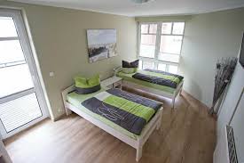 Die wohnung befindet sich im erdgeschoss der residenz und besteht aus einem schlafzimmer mit doppelbett, einem wohnzimmer mit zwei schlafsofas, einer küche mit tisch und kühlschrank mit gefrierfach, einem badezimmer mit dusche, einer terrasse mit essbereich und garten mit sitzecke mit blick auf das. Ferienwohnung Urlaub Greifswald Aktualisierte Preise Fur 2021